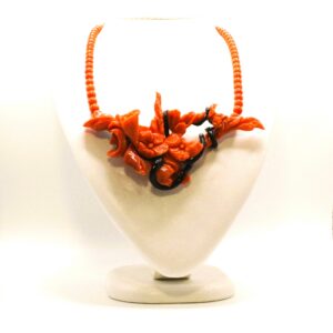 Collana in corallo sardo montata con corallo nero