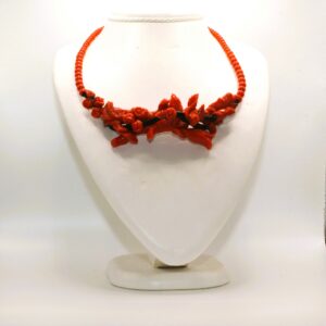 Collana in corallo sardo montata in corallo nero